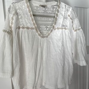 Gimmicks by Buckle white blouse
